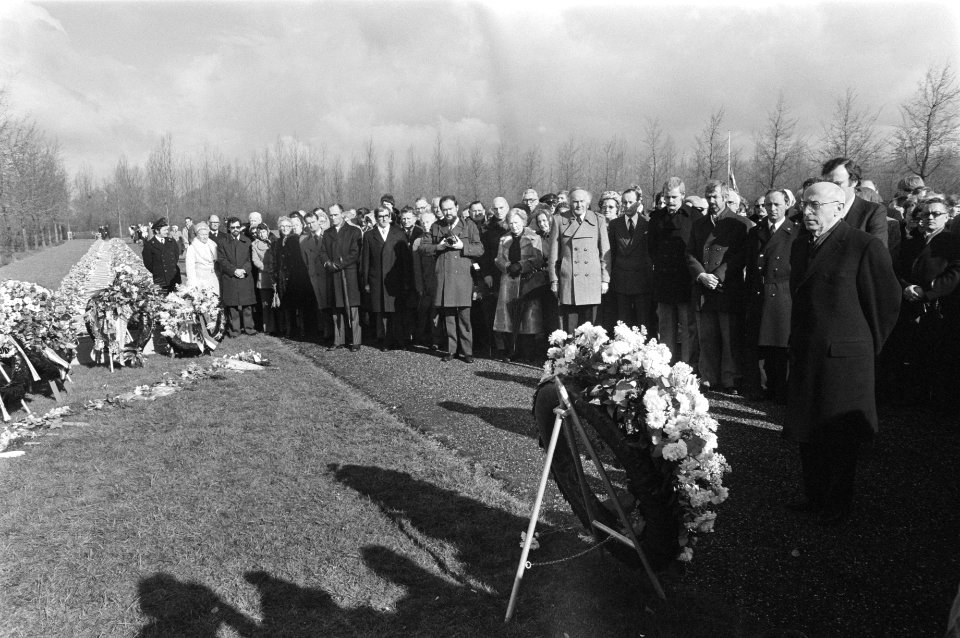 Burgemeester Ivo Samkalden van Amsterdam na de kranslegging, Bestanddeelnr 929-1135