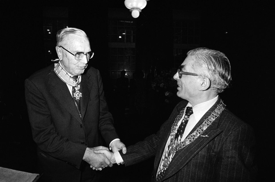 Burgemeester Polak met Max Euwe, Bestanddeelnr 930-2379