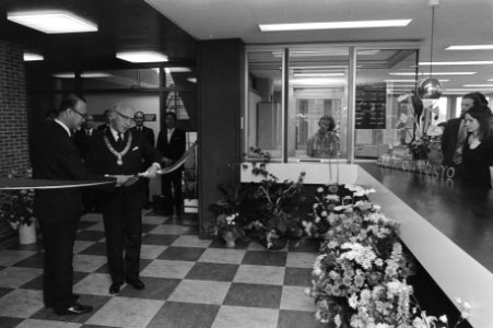 Burgemeester Ivo Samkalden bij het doorknippen van een lint tgv de opening van d, Bestanddeelnr 925-6724