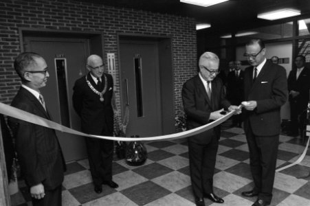 Burgemeester Ivo Samkalden bij het doorknippen van een lint tgv de opening van d, Bestanddeelnr 925-6721