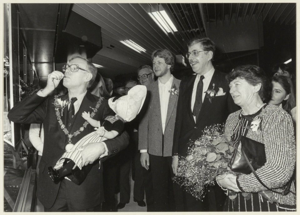 Burgemeester J. Reehorst geniet van een haring tijdens de rondgang met genodigden t.g.v. de opening van de Brinkmann-passage. NL-HlmNHA 54012948