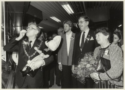 Burgemeester J. Reehorst geniet van een haring tijdens de rondgang met genodigden t.g.v. de opening van de Brinkmann-passage. NL-HlmNHA 54012948