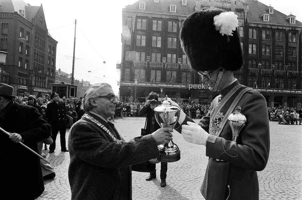 Burgemeester Polak reikt de beker uit aan de winnaar, Bestanddeelnr 930-2055