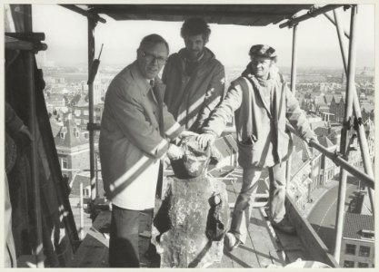 Burgemeester J.Reehorst op een steiger van de Grote Kerk bij de verwijdering van een beeld dat gerestaureerd zal worden. NL-HlmNHA 54013086