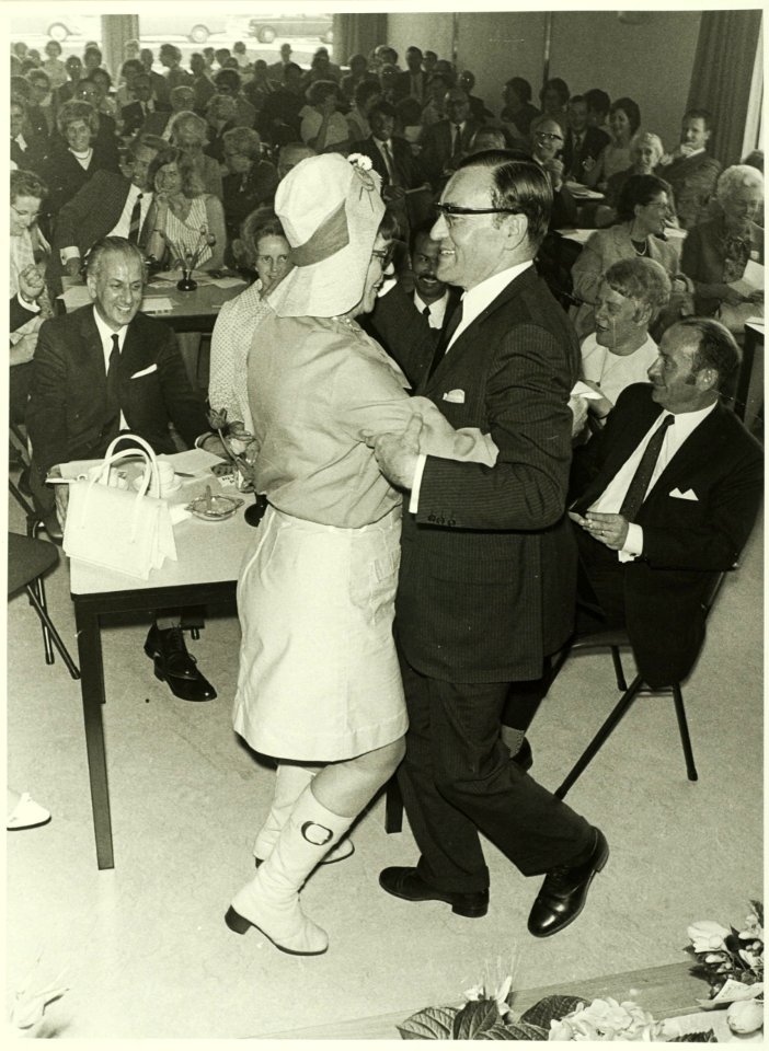 Burgemeester Mr. Dr. L.de Gou danst met mevr. M. de Braal-Steyn, NL-HlmNHA 5400464772
