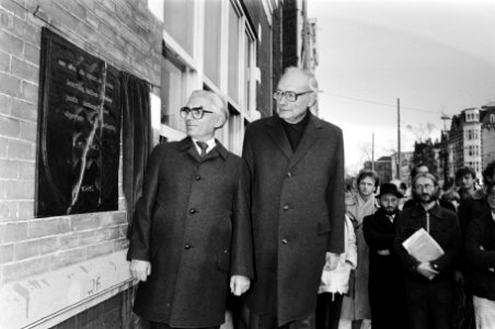 Burgemeester Polak en prof. V.d. Hulst bij de plaquette, Bestanddeelnr 932-4331