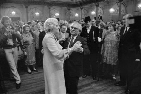Burgemeester Polak danst met zijn echtgenote, Bestanddeelnr 932-6076