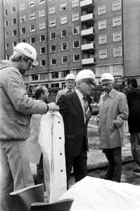 Burgemeester Polak slaat eerste paal voor uitbreiding VU Polak wordt in zijn bes, Bestanddeelnr 932-1279