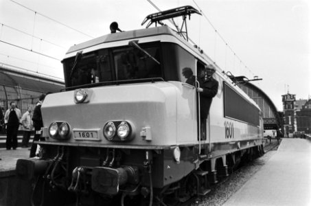 Burgemeester Polak geeft op CS in Amsterdam locomotief 1601 de naam Amsterdam., Bestanddeelnr 932-0933