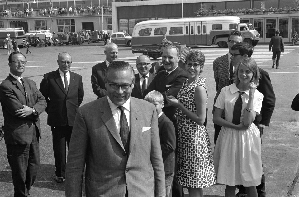 Burgemeester ir Witte van Eindhoven naar Amerika vertrokken, uitgeleide gedaan , Bestanddeelnr 914-2232