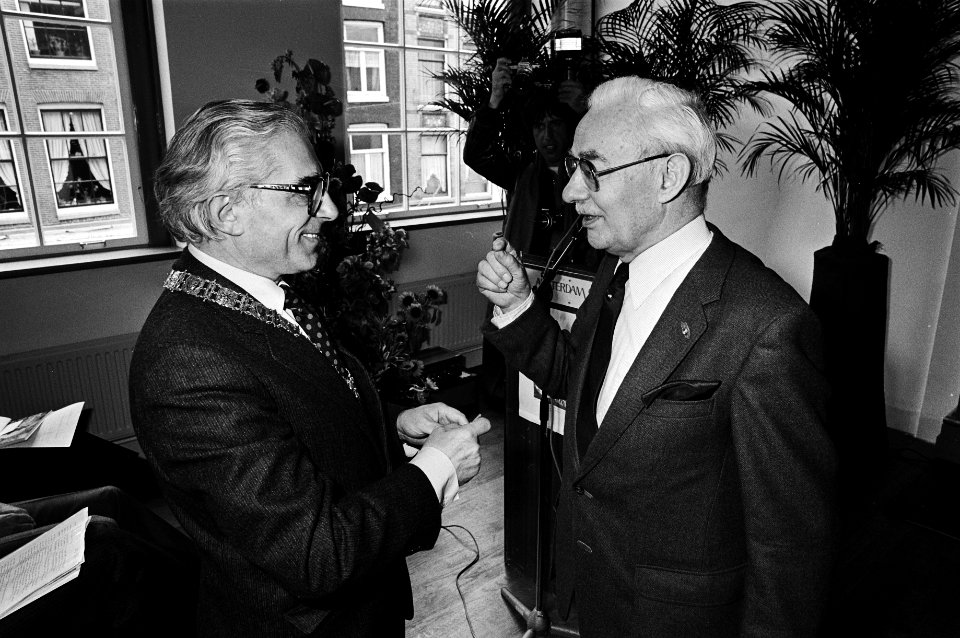 Burgemeester Polak opent West-Indisch Huis aan Haarlemmerstraat, Burgemeeester Polak schudt Toon Koot de hand, Bestanddeelnr 931-4596