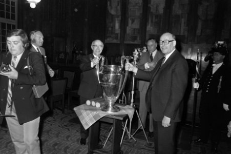 Burgemeester Ivo Samkalden (l) met de cup, Bestanddeelnr 925-6419