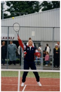 Burgemeester Jaap Pop slaat als eerste een balletje op een van de nieuwe tennisbanen op De Melkerij., NL-HlmNHA 54036335
