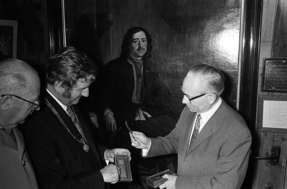 Burgemeester Laan jr. (l) overhandigt Lavrov een kopie van de sleutel, Bestanddeelnr 924-5105