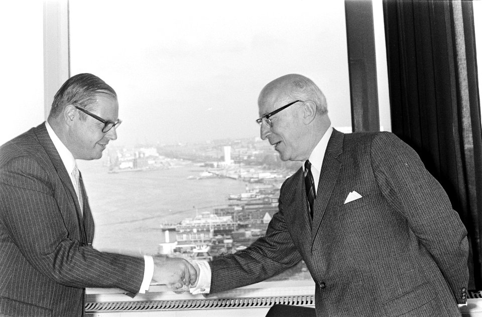 Burgemeester I. Samkalden ontving het boek Havenboek Amsterdam van de uitgever, Bestanddeelnr 922-8227