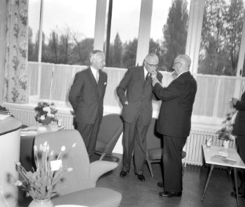 Burgemeester Mr G E van Walsum opent bloedbank van het Rode Kruis te Rotterda, Bestanddeelnr 912-3623