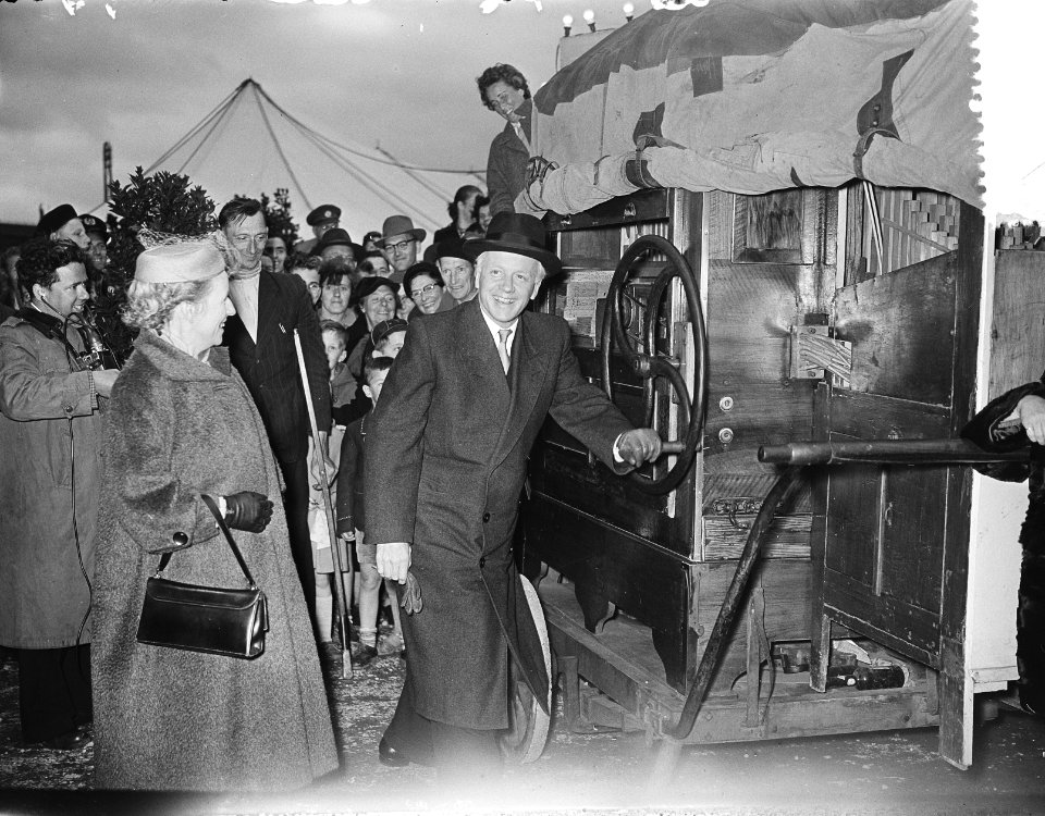 Burgemeester d'Ailly van Amsterdam opent Palusta ´55 een padvindersstad op het, Bestanddeelnr 907-1768
