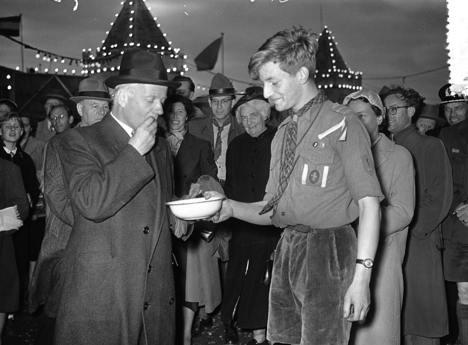 Burgemeester d'Ailly van Amsterdam opent Palusta ´55 een padvindersstad op het, Bestanddeelnr 907-1774