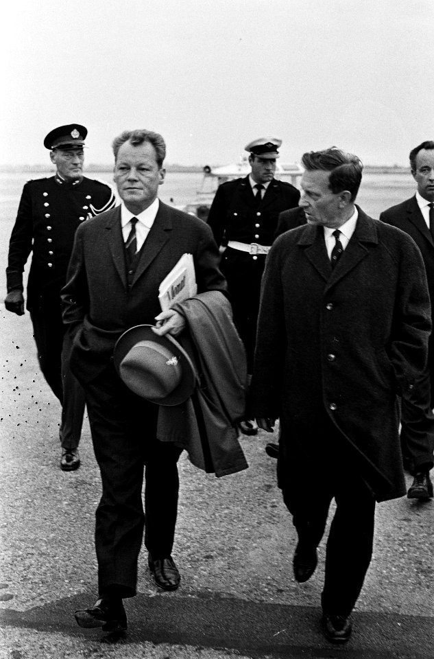 Burgemeester Willy Brandt van Berlijn op Schiphol voor bijwonen congres, Bestanddeelnr 915-5075
