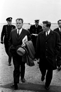Burgemeester Willy Brandt van Berlijn op Schiphol voor bijwonen congres, Bestanddeelnr 915-5075