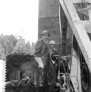 Burgemeester mr G van Hall heit eerste paal voor het studentenhuis naast het A, Bestanddeelnr 911-2101