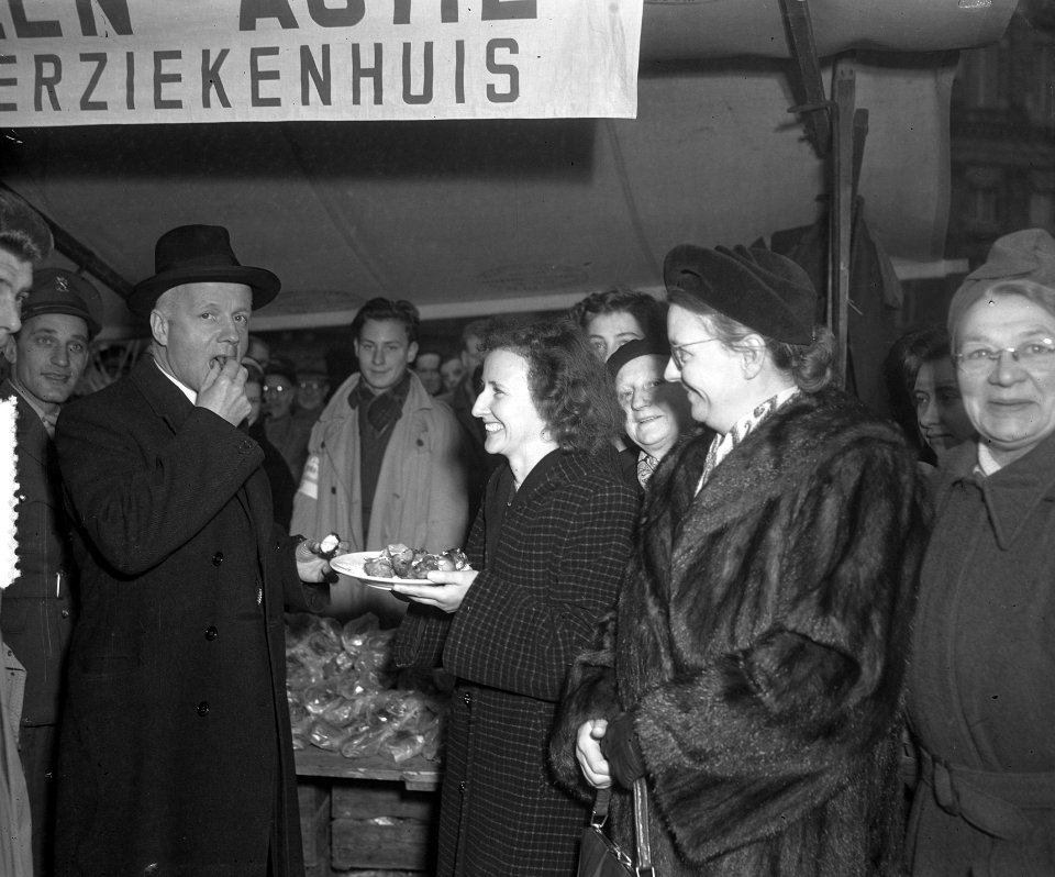 Burgemeester d Ailly eet oliebollen ten behoeve van het Emma Kinderziekenhuis, Bestanddeelnr 904-9021
