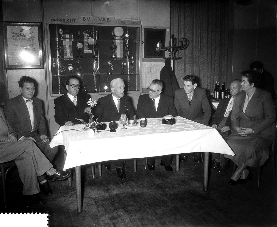 Burgemeester dAilly bij tafeltennisvereniging AVGA, Bestanddeelnr 907-4488
