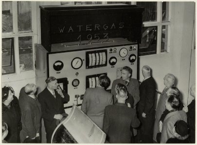 Burgemeester Cremers zet de nieuwe watergasinstallatie van het Gemeente Energie Bedrijf in werking. NL-HlmNHA 54004189