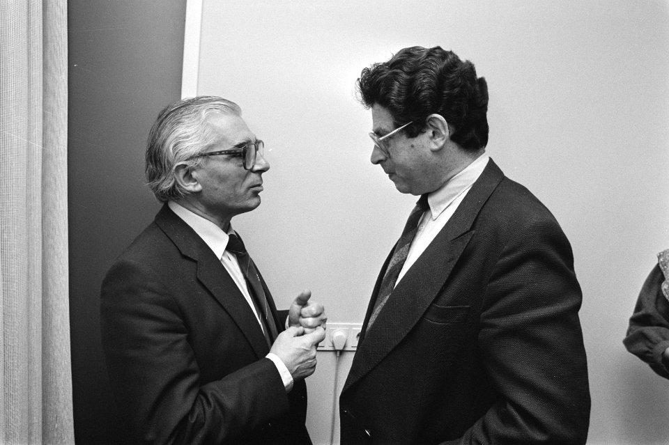 Burgemeester Polak (PvdA, links) in gesprek met Ed. van Thijn (PvdA, minister va, Bestanddeelnr 931-7583
