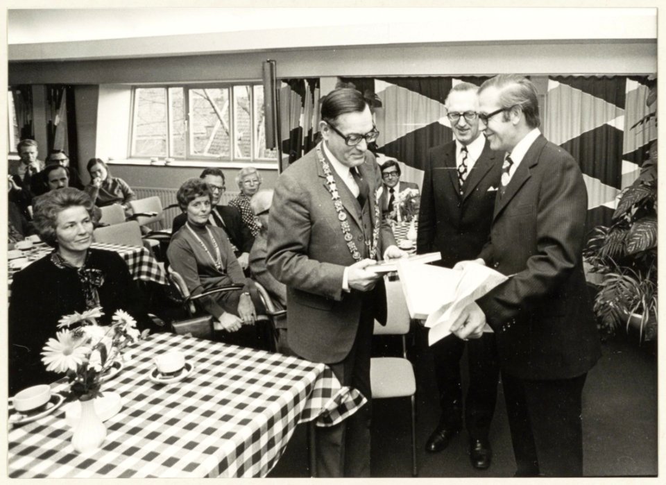 Burgemeester Mr.Dr.L.de Gou (midden) tijdens de ingebruikneming van het nieuwe P.T.T.-gebouw aan de Raaks. NL-HlmNHA 54003785