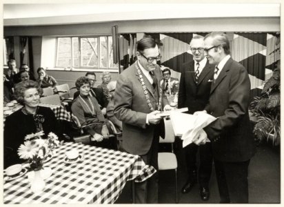 Burgemeester Mr.Dr.L.de Gou (midden) tijdens de ingebruikneming van het nieuwe P.T.T.-gebouw aan de Raaks. NL-HlmNHA 54003785