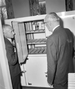 Burgemeester Mr. G.E. van Walsum opent bloedbank van het Rode Kruis te Rotterdam, Bestanddeelnr 912-3625