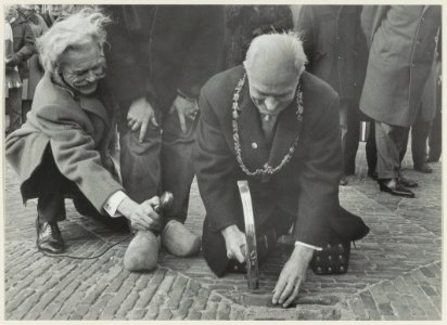 Burgemeester Cremers legt de laatste steen van de herinrichting van de Grote Markt als voetgangersdomein. NL-HlmNHA 54011778