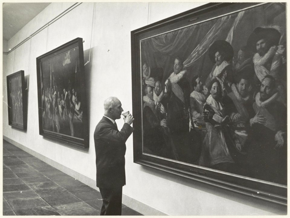 Burgemeester Cremers brengt in 1953 een bezoek aan het Frans Halsmuseum. NL-HlmNHA 54010597