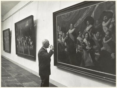 Burgemeester Cremers brengt in 1953 een bezoek aan het Frans Halsmuseum. NL-HlmNHA 54010597