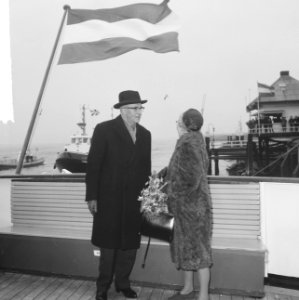 Burgemeester Van Walsum neemt afscheid van Rotterdamse haven, de heer en mevrouw, Bestanddeelnr 917-4639