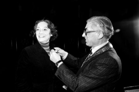Burgemeester Polak met Beppie Nooy (jr), Bestanddeelnr 930-2380