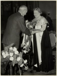 Burgemeester Cremers biedt de zangeres Annie Woud bloemen aan t.g.v. haar afscheid. NL-HlmNHA 54004410