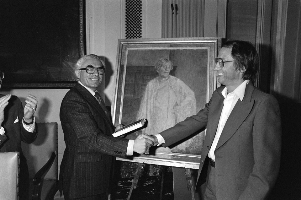 Burgemeester Polak ontvangt het eerste exemplaar van de memoires van wijlen mevr, Bestanddeelnr 930-4253