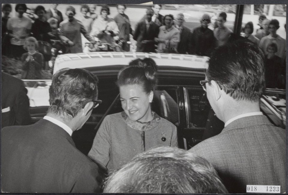 Burgemeester Cees Becht van Tilburg, prinses Margriet en J.E.A. van Dijck, Bestanddeelnr 018-1233