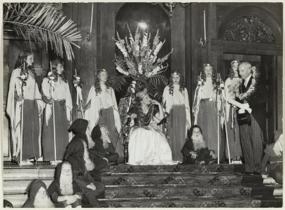 Burgemeester Cremers bedankt Bloemenkoningin Flora II voor zijn benoeming tot Grootmeester in de Orde van Flora met de Damiaatjes. NL-HlmNHA 54010542