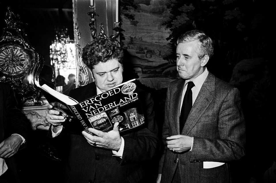 Burgemeester Vonhoff van Utrecht (l) en prof. Manning bekijken het boek, Bestanddeelnr 930-5381