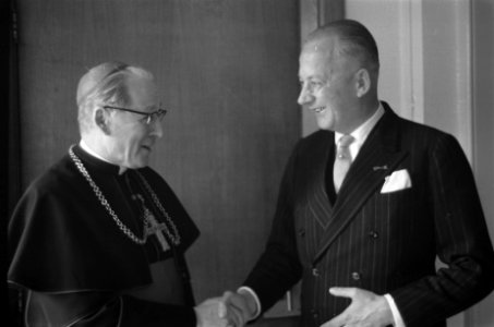 Burgemeester C J A de Ranilz feliciteert kardinaal Alfrink, Bestanddeelnr 911-0640