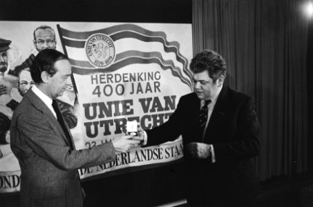 Burgemeester Vonhoff op Schiphol ivm 400-jarig bestaan Unie van Utrecht bur, Bestanddeelnr 930-0789