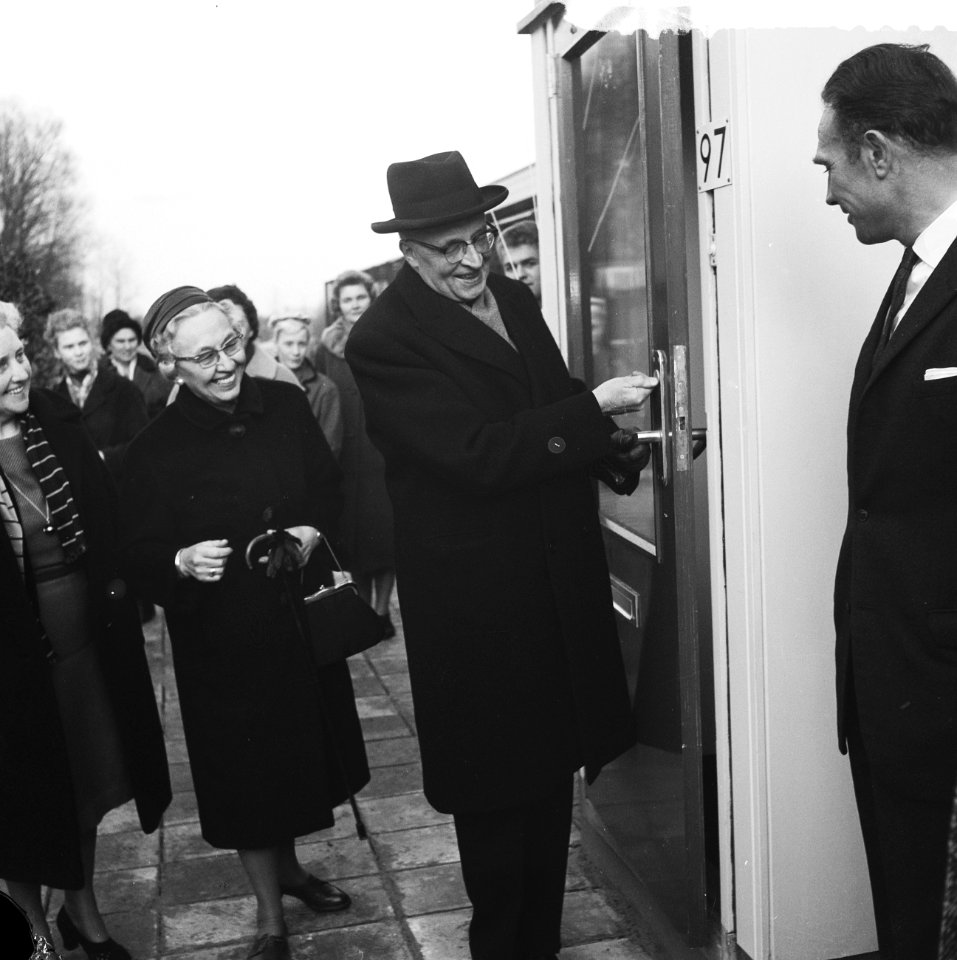 Burgemeester Van Walsum opende te Rotterdam nieuw dierenasiel, Bestanddeelnr 917-4669