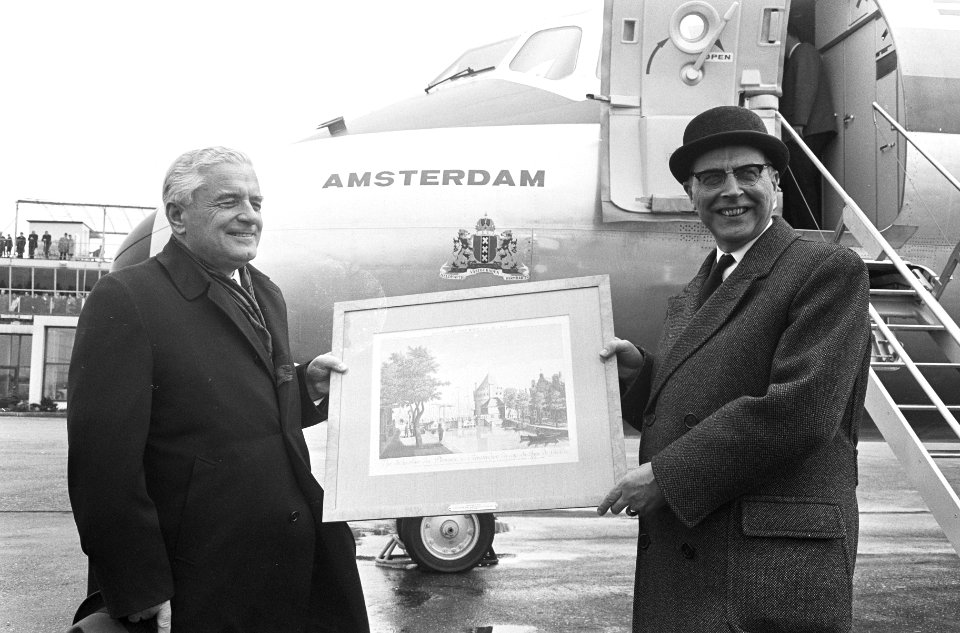 Burgemeester G. van Hall van Amsterdam overhandigt gravure van Schreierstoren aa, Bestanddeelnr 919-0034
