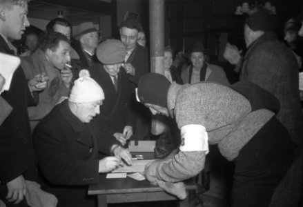 Burgemeester G. Stallinga van Hindeloopen tekent de kaarten af, Bestanddeelnr 902-0343