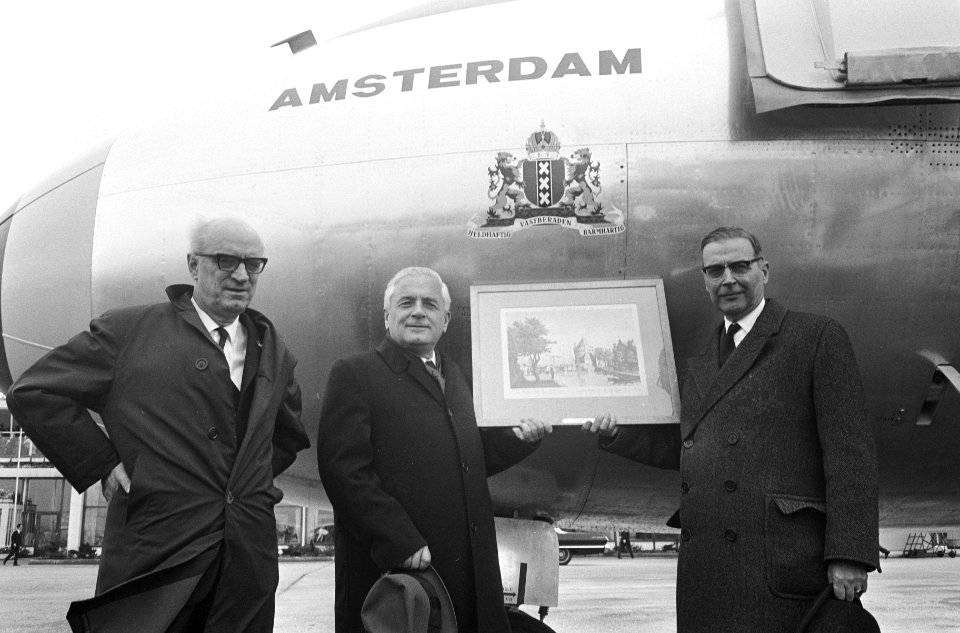 Burgemeester G. van Hall van Amsterdam overhandigt gravu van Schreierstoren aan , Bestanddeelnr 919-0036