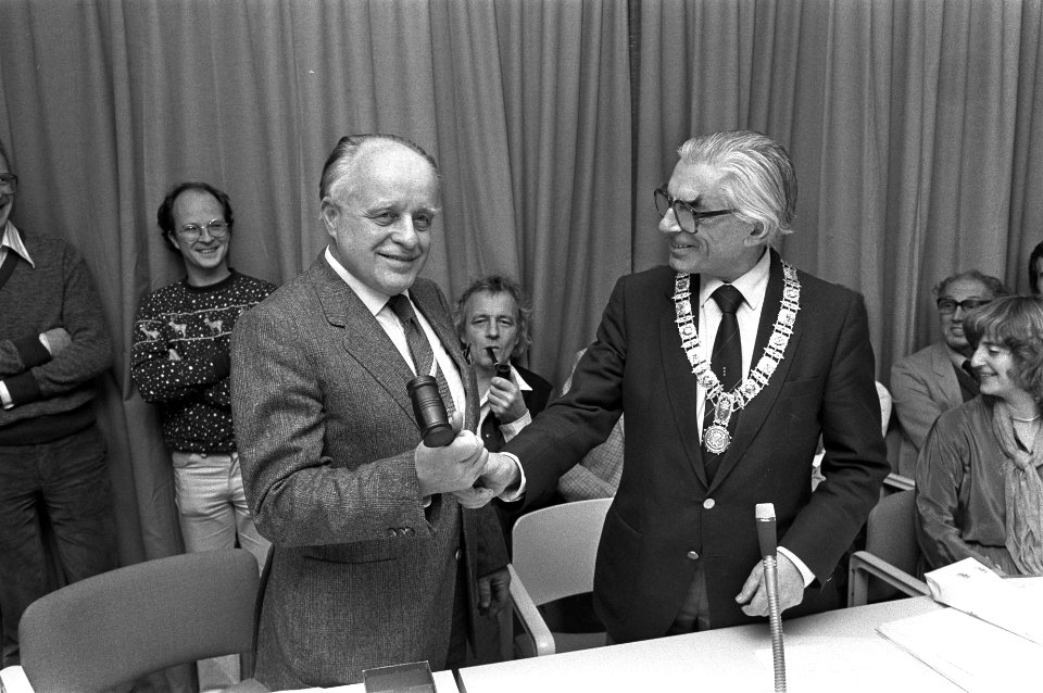 Burgemeester Wim Polak maakt kennis met de voorzitter van de Stadsdeelraad, dhr., Bestanddeelnr 931-8373