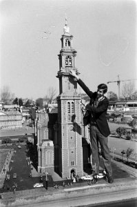 Burgemeester De Vries van Madurodam bij de miniatuur van de Amsterdamse Westerto, Bestanddeelnr 929-0994
